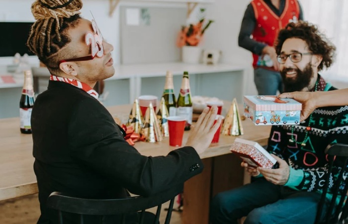 https://www.technologyies.com/holiday-gifts-ideas-for-employees-to-boost-morale/